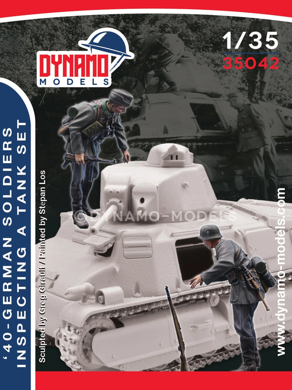 Dynamo DYM35042 1/35 German Soldiers Inspecting a Tank set - 1940 (2 figures)