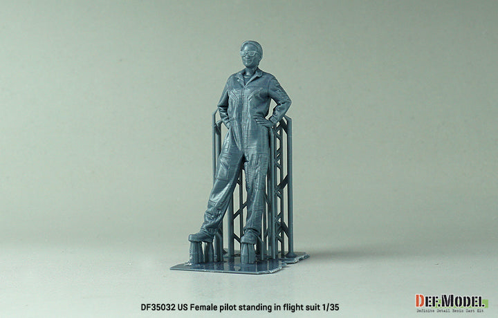 Def Model DF35032 1/35 US Female pilot standing in flight suit