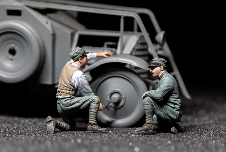Copper State Models F35025 1/35 Italian Armoured Car Crew Changing Tire