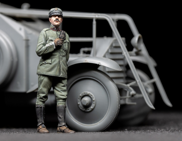 Copper State Models F35022 1/35 Italian Armoured Car Standing Officer