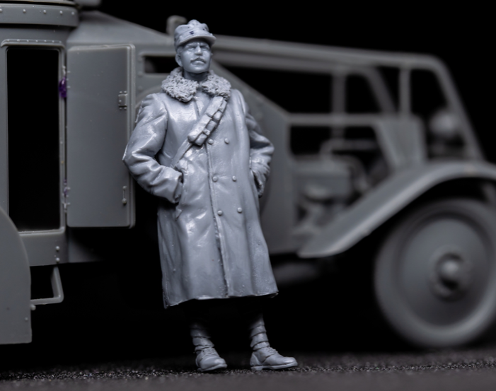 Copper State Models F35026 1/35 Italian Armoured Car Officer in Fur Greatcoat