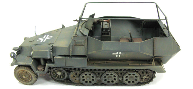 AFV Club 35117 1/35 Sd.Kfz.251/17 Ausf.C (Command Vehicle)