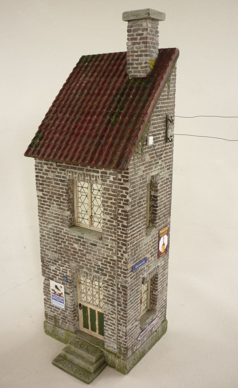 RT DIORAMA 35258 1/35 Corner Building (Upgraded Ceramic Version)